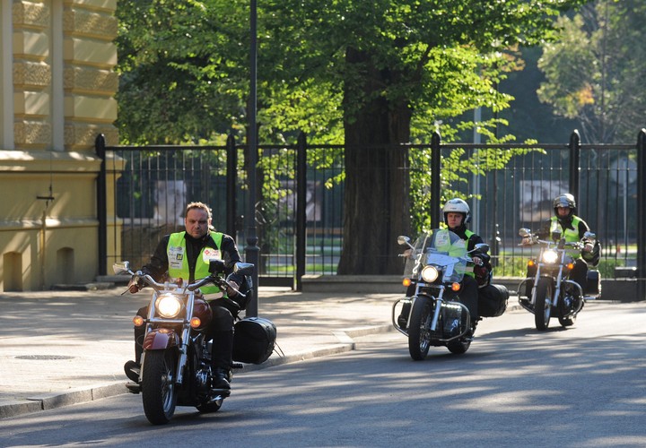 Premier Donald Tusk spotkał się z trzema motocyklistami z Łodzi, którzy wyruszyli w podróż po Polsce, by zbierać pieniądze na rehabilitację dwójki małych dzieci: Ali i Cypriana
