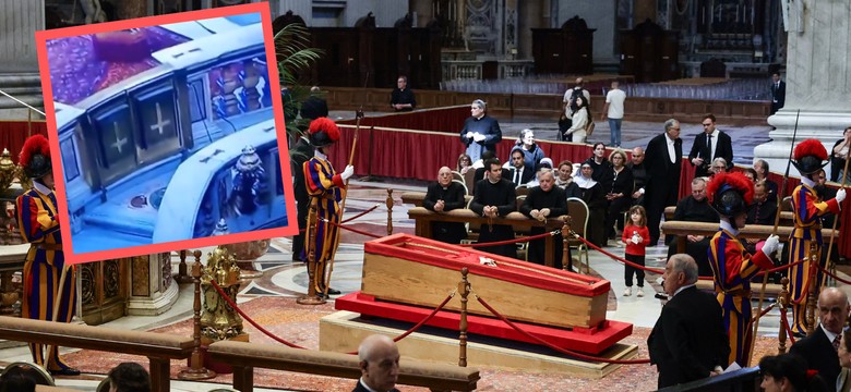Odwrócone krzyże. Ważny symbol za trumną papieża Franciszka
