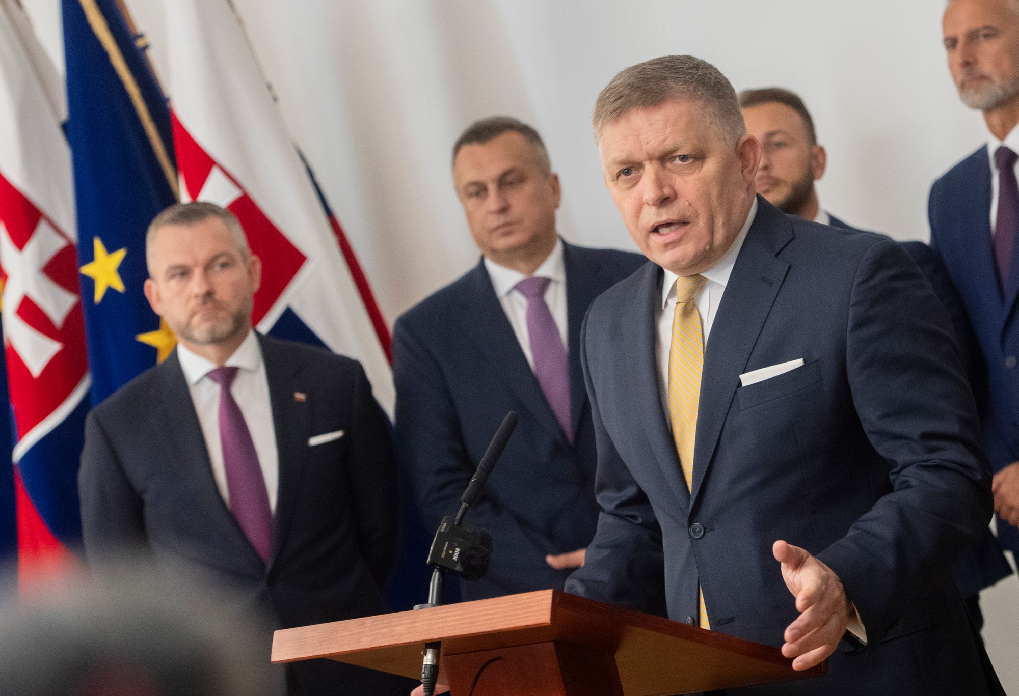 Predseda Smer-SD Robert Fico (uprostred) vystupuje s príhovorom po podpise koaličnej dohody medzi stranami SMER-SD, Hlas-SD a SNS v Bratislave.