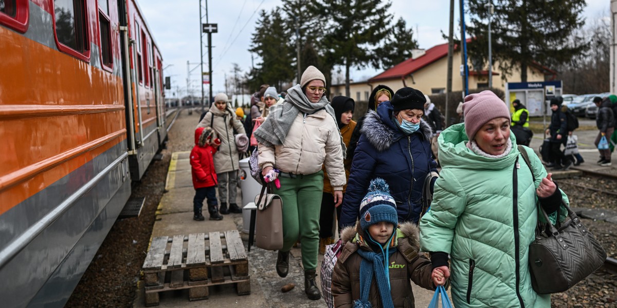 Polsko-ukraińskie przejście graniczne w Medyce. Uciekający przed wojną Ukraińcy przechodzą do pociągu, który przetransportuje ich na dworzec kolejowy w Przemyślu. 10 marca 2022 r.