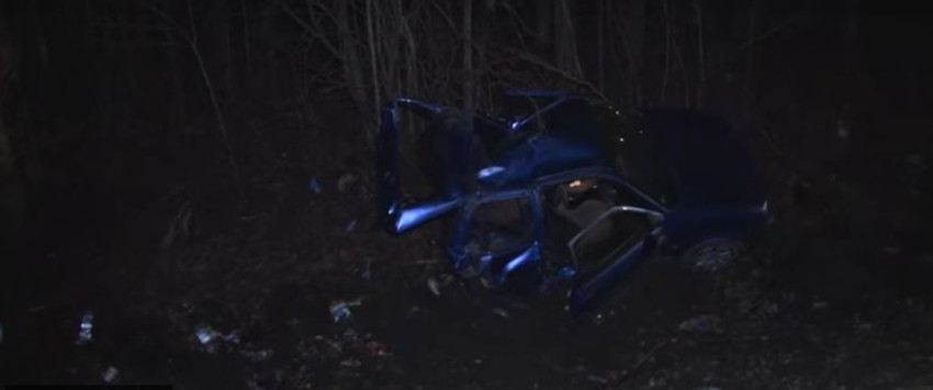 Od siline udarca vozilo je sletelo u kanal