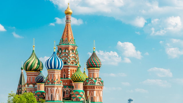 Börtönre ítélhetik a Boldogságos Szűz Mária templomnál meztelenkedő orosz influenszert