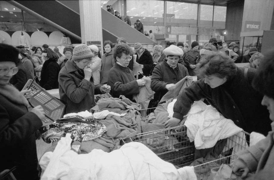 1987 rok. Wyprzedaż w Domach Towarowych Centrum