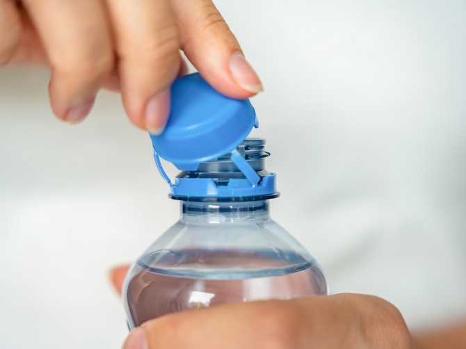 Trik sa čepom oduševio milione ljudi: Sve vreme pogrešno otvaramo plastične flaše