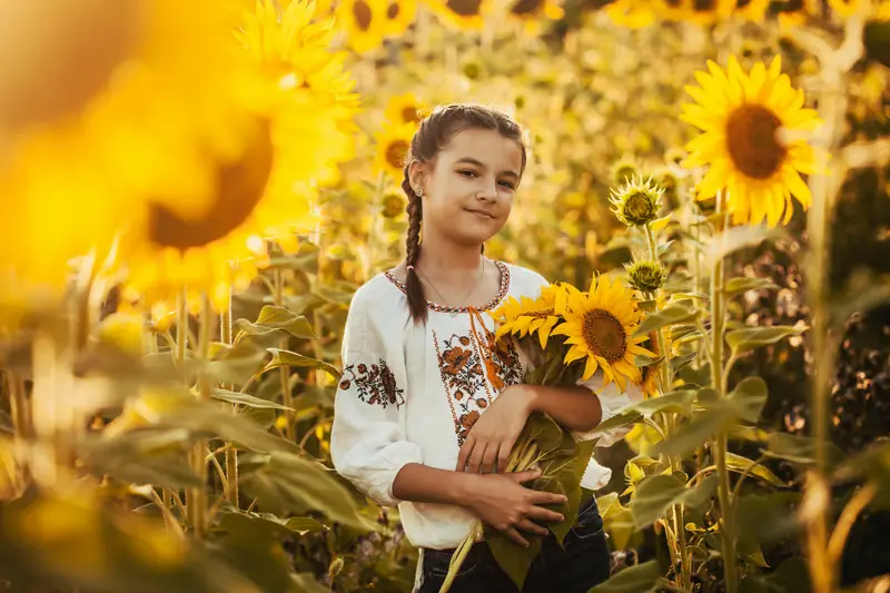 Ukraińska dziewczynka w polu słoneczników Fot. titovstudio/easyfotostock/Eastnews