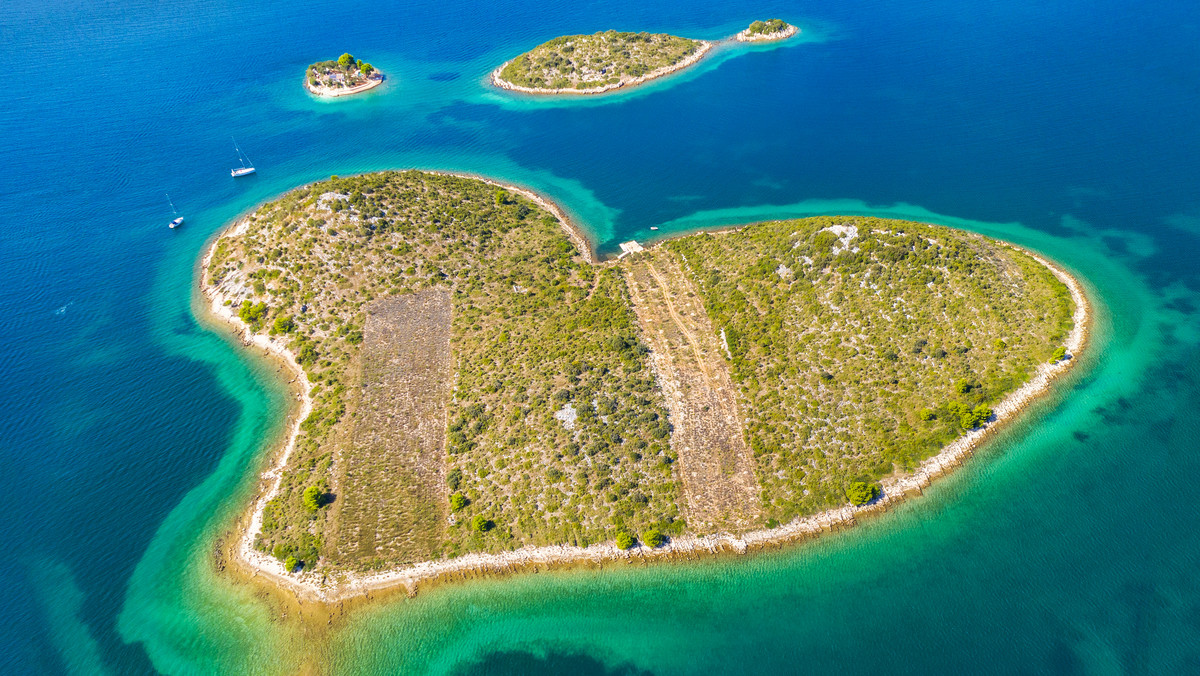 Słynna wyspa w kształcie serca w Chorwacji zdewastowana przez nielegalną budowę
