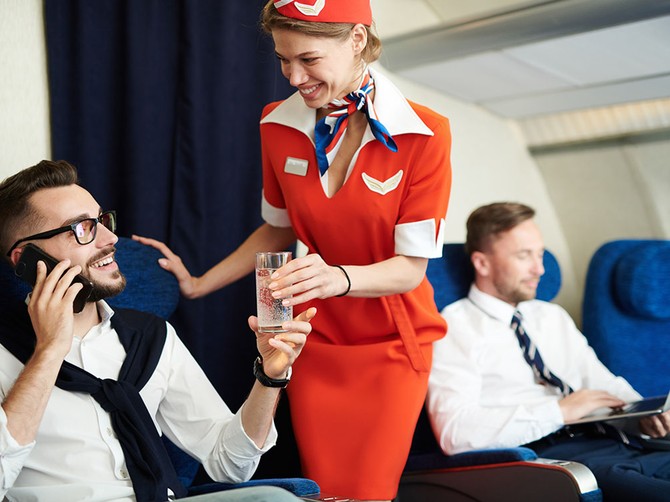 Ilustracija/Stjuardesa i putnici u avionu