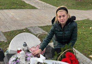 Andrijana na Džejevom grobu