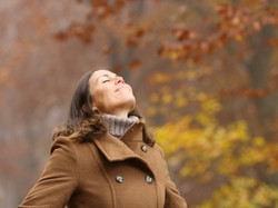 Jak jesień wpływa na nasze samopoczucie? Psycholożka tłumaczy i daje rady