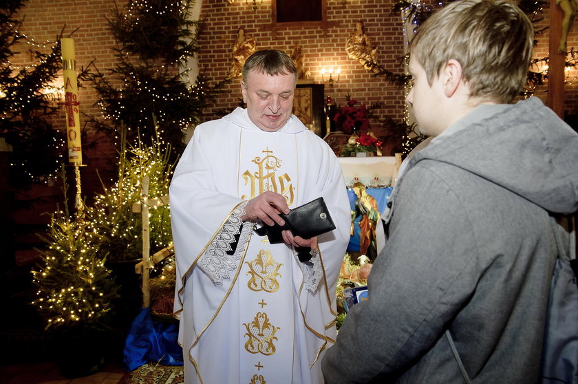 Ks. Kazimierz Klaban z Elbląga po raz trzeci oddaje tacę na WOŚP