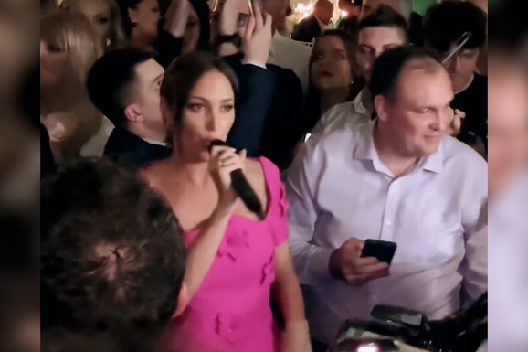 (VIDEO) "A SAD MALO PRIJA" Aleksandra Prijović uzela mikrofon pa napravila haos kod Sofre na svadbi: ATMOSFERA SE USIJALA