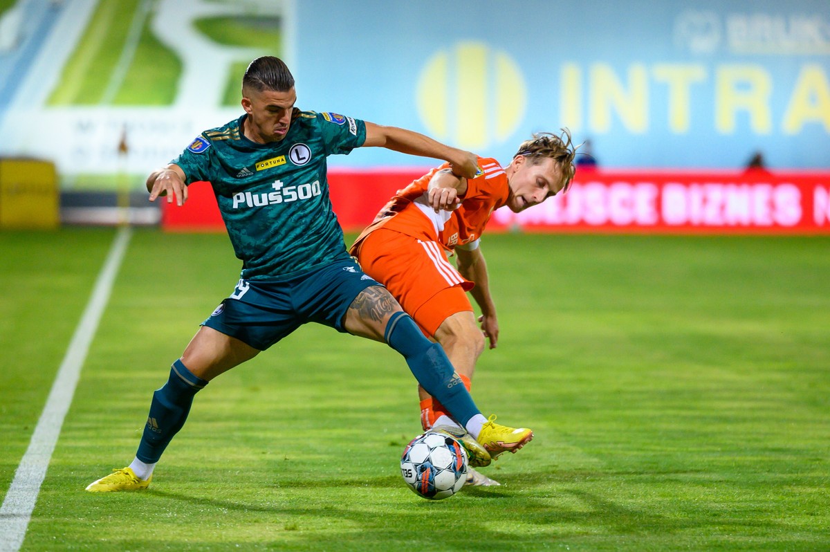 Zawodnik Bruk-Bet Termaliki Nieciecza Daniel Pietraszkiewicz (P) i Carlitos (L) z Legii Warszawa podczas meczu 1. rundy (1/32 finału) piłkarskiego Fortuna Pucharu Polski