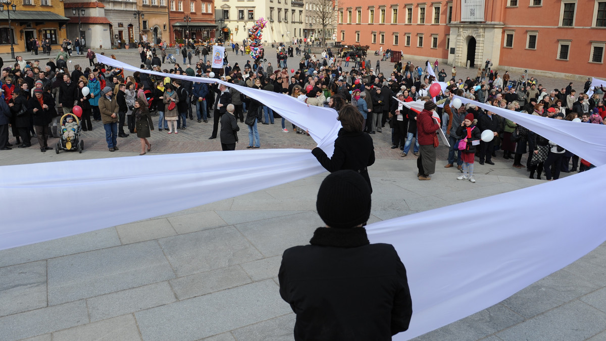 Musimy dzisiaj jeszcze mocniej wejść na drogę obrony życia, obrony godności człowieka - podkreślił metropolita warszawski kard. Kazimierz Nycz podczas mszy św., odprawionej dzisiaj - w Dniu Świętości Życia - w warszawskiej archikatedrze św. Jana Chrzciciela. Z kolei abp Henryk Hoser przestrzegł przed "kulturą śmierci", która moze przekształcić się w "cywilizację śmierci". - I wszyscy w tej cywilizacji zginiemy - mówił biskup.