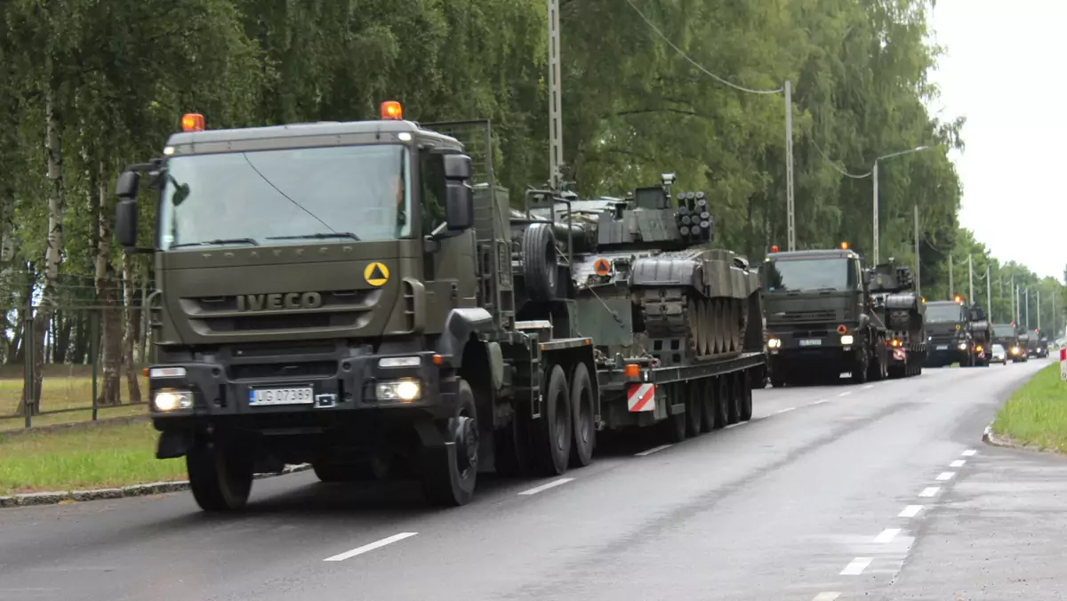 Wyjazd wojskowej kolumny uprzywilejowanej z jednostki 9 Braniewskiej Brygady Kawalerii Pancernej