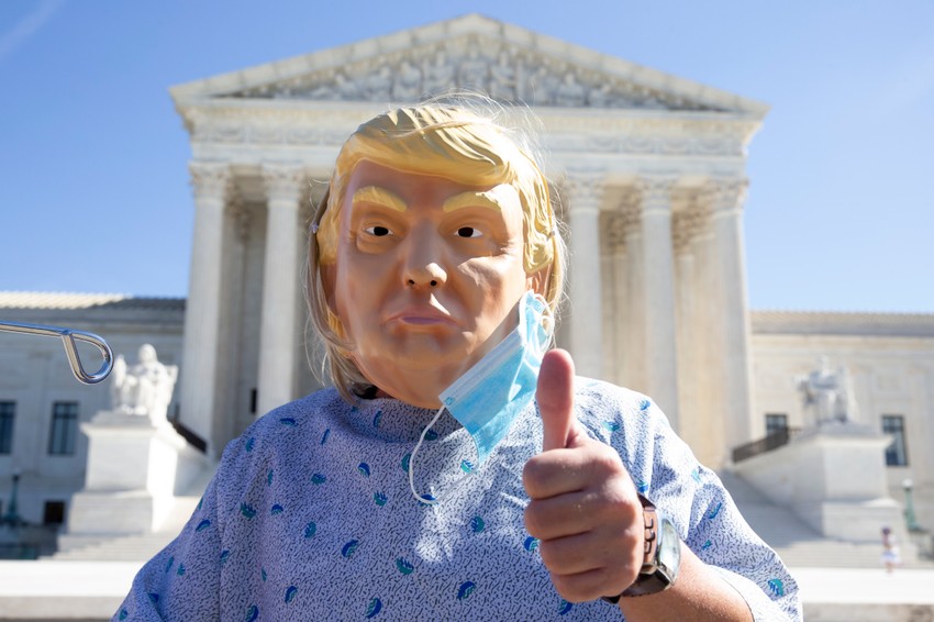 Protest ispred Vrhovnog suda nakon postavljanja Ejmi Koni Beret za sudiju