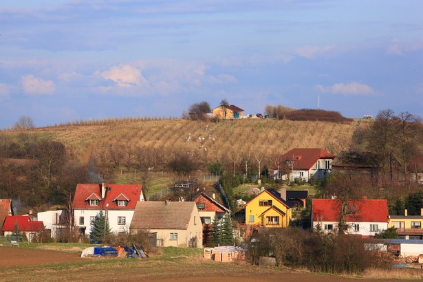 Zdecydowana większość Polaków, aż 90 proc., jest obecnie zadowolona, że mieszka w tym, a nie innym regionie i w tym, a nie innym miejscu. Staliśmy się miłośnikami tego, co lokalne