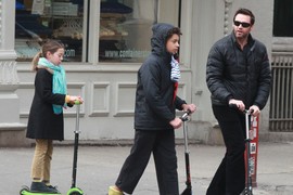 Hju Džekmen se pojavio sa ĆERKOM I SINOM i evo kako danas izgledaju: Decu usvojio sa bivšom ženom, jedno je poreklom iz Bosne! Glumac uživa u očinstvu