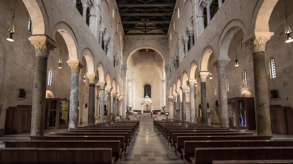 Wnętrze kościoła w Bari, Włochy (zdjęcie ilustracyjne)