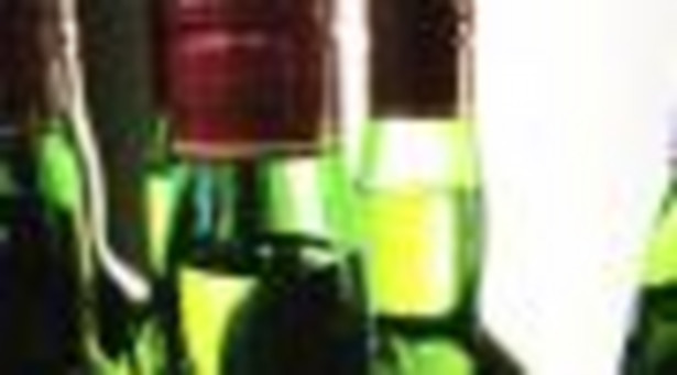 Napisy - przewiduje projekt - mają być umieszczane na opakowaniach produktów alkoholowych w formie wielkich, białych liter na tle czerwonego prostokąta zajmującego 20 proc. opakowania, umieszczonego w widocznym miejscu.