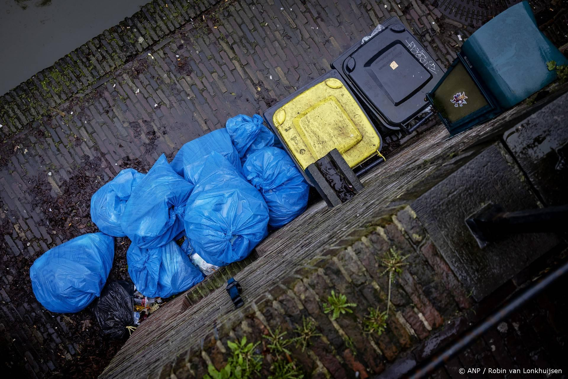 De sneeuw legt de vuilnisophaling plat: afval hoopt op in Amsterdam en Rotterdam