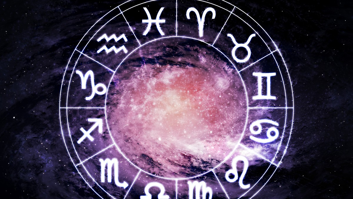 Horoskop dzienny na 17 lipca 2018 roku. Wiele osób przypisuje horoskopom spore znaczenie. Są też tacy, co w ogóle się nimi nie przejmują. Znaki zodiaku mają wiele mówić o naszych preferencjach i osobowości. Zobacz, czy los będzie dziś życzliwy, czy też lepiej na siebie uważać. Sprawdź poniedziałkowy horoskop!