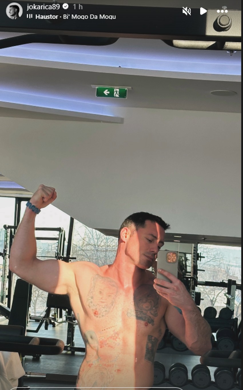 Jovan Pantić u teretani bez majice 