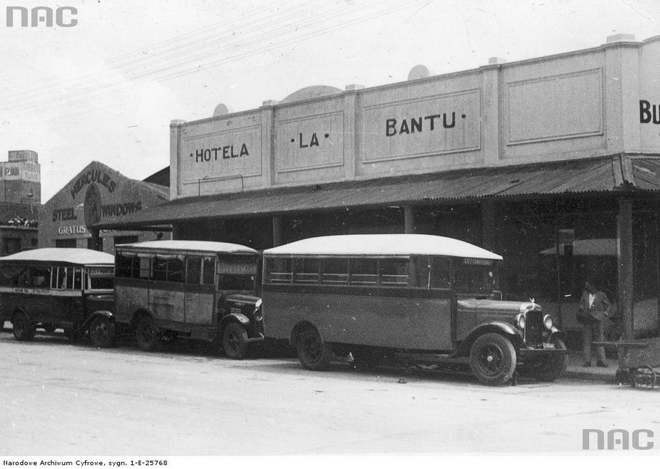Autobusy przed "Hotela La Bantu" w Johannesburgu, przeznaczonym dla ludności czarnoskórej - rok 1934, Johannesburg (RPA)