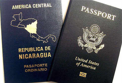 Paszport Nikaragui (z lewej)