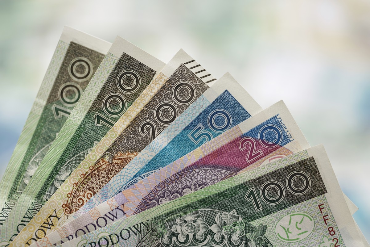 Kiedy emerytura honorowa jest przyznawana z urzędu, a kiedy na wniosek?