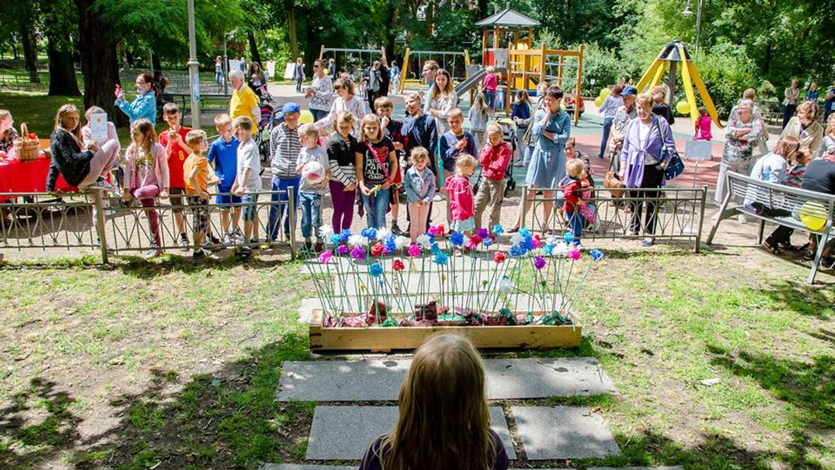 Dwadzieścia ton piasku, leżaki, parasole i wygodne stoliki. Dziś podwórko siedziby Centrum Integracji Międzypokoleniowej w Chorzowie zmieniło się w strefę relaksu i aktywnego wypoczynku, otwartą dla wszystkich, którzy lato spędzają w mieście.