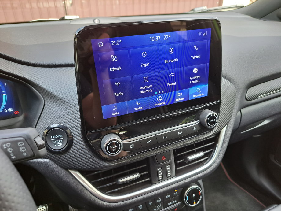 Ford Puma ST ma szybki system multimedialny z przemyślanym interfejsem. Łatwo podłączymy do niego swój telefon - poprzez Android Auto lub Apple CarPlay.