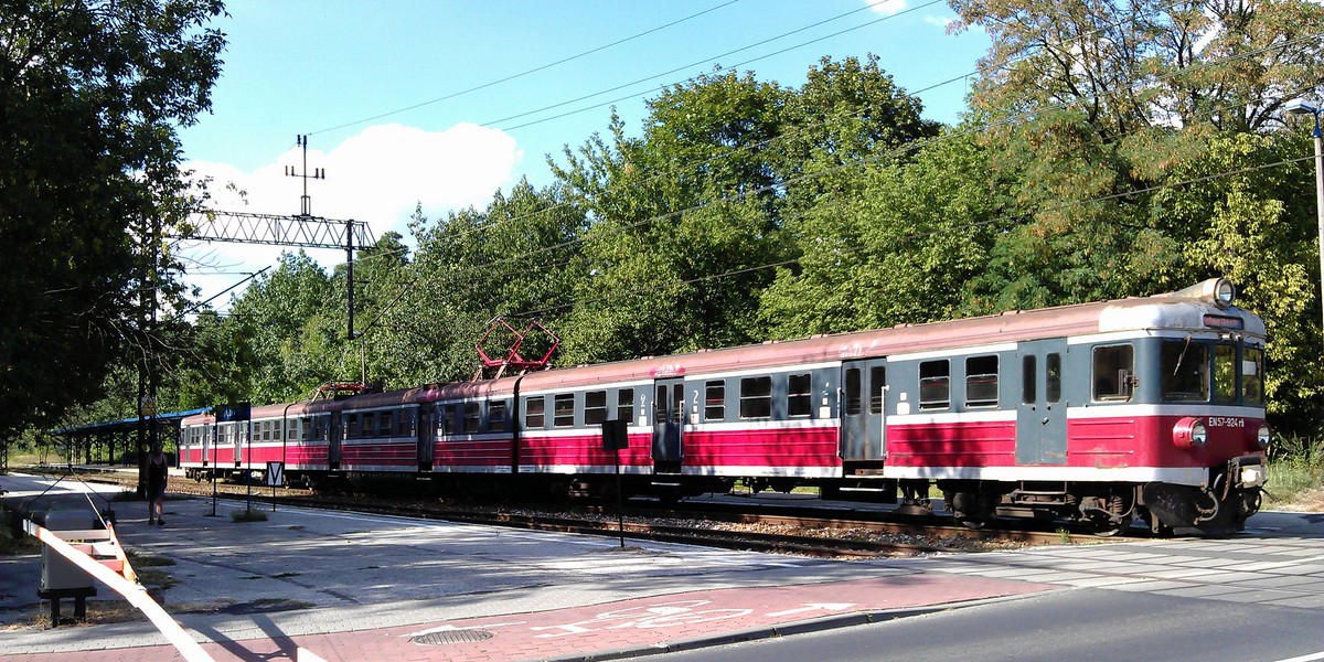 Pociągi EN57 to symbol Przewozów Regionalnych, które dowożą pasażerów do szkoły i pracy. Spółka stawia jednak na modernizację taboru, prowadzi też rozmowy na temat tzw. wspólnego biletu z innymi przewoźnikami