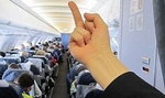 Stewardessę wyrzucono z pracy, bo pokazała pasażerom...