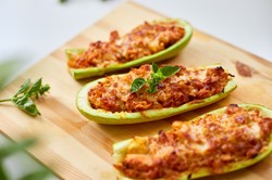 Pyszny obiad na wtorek. Podajemy przepis, Ty gotujesz. Cukinia z gołąbkowym farszem