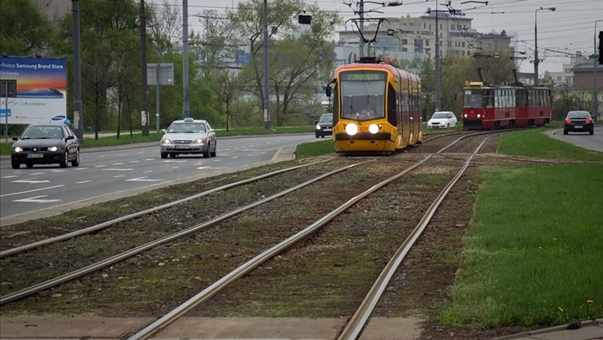 Ważna wiadomość dla pasażerów z Bielan i Żoliborza. Od poniedziałku rusza remont torowiska tramwajowego na ul. Popiełuszki. Tramwaje znikną z torów na prawie dwa miesiące. Sprawdź jakie zmiany w komunikacji czekają cię w tym czasie - informuje Fakt.pl.