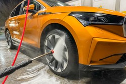 Częsty błąd kierowców. Zmasakrowany lakier to tylko początek