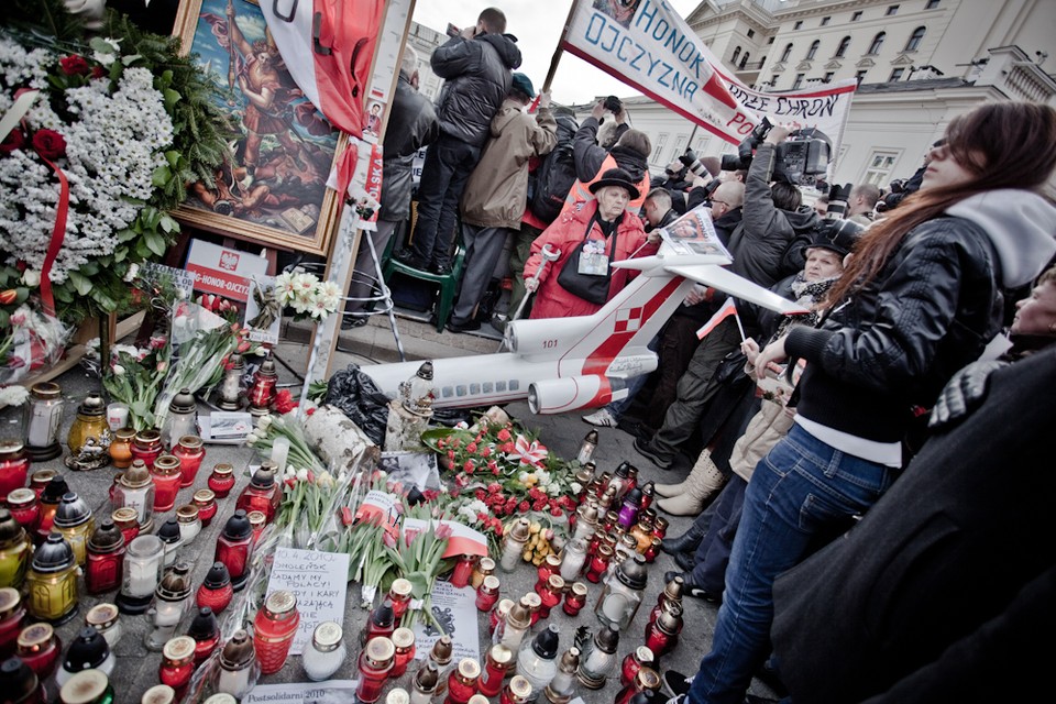 Zwolennicy PiS przed pałacem, fot. Maciej Stankiewicz