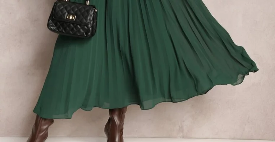 Długa sukienka w kolorze butelkowej zieleni robi furorę wśród 50-latek. Spory rabat