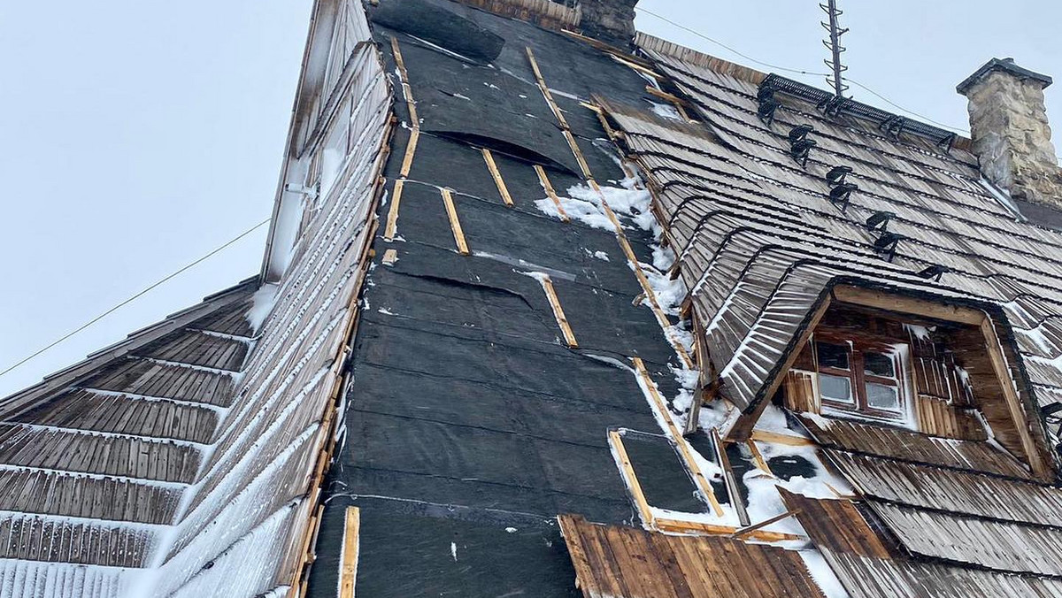 Wiatr zerwał część dachu na schronisku w Dolinie Pięciu Stawów Polskich