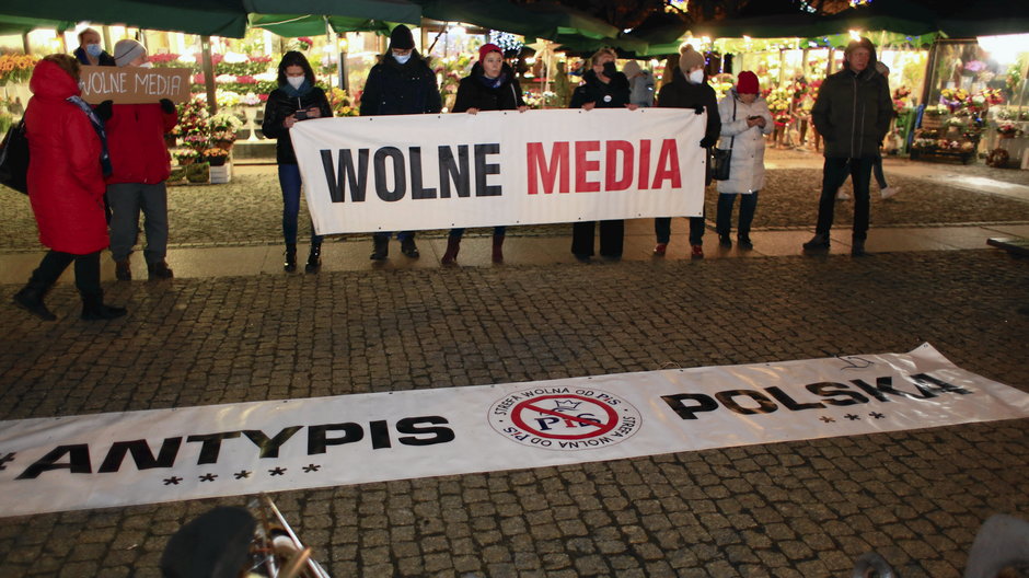 Spontaniczna manifestacja pod siedzibą TVN we Wrocławiu po przegłosowaniu ustawy Lex TVN.