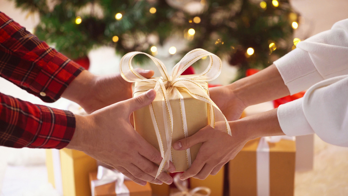 Co roku czas przed świętami Bożego Narodzenia to okres przygotowań i intensywnych zakupów. Kupujemy wtedy artykuły spożywcze, ubrania, dekoracje i przede wszystkim -prezenty.