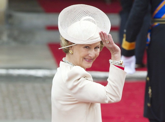 Oryginalny siatkowy kapelusz królowej norweskiej Sonii, ozdobiony piórem