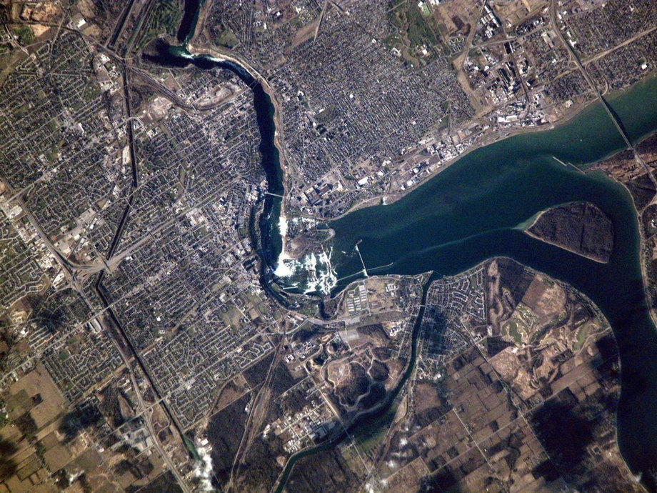 Stany Zjednoczone i Kanadę dzieli najdłuższa granica lądowa na świecie (około 8800 km). Na zdjęciu wodospad Niagara oddzielający oba kraje. Kanada - po lewej, USA - po prawej