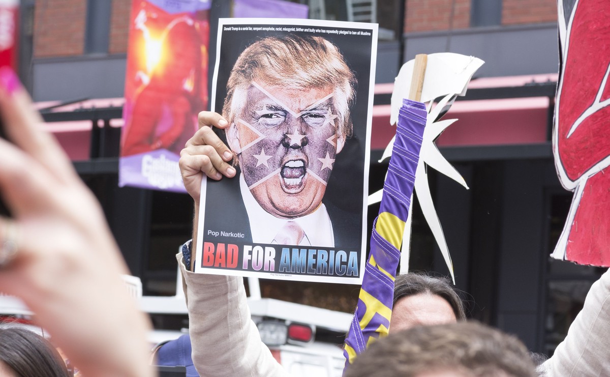 Donald Trump na plakacie trzymanym przez przeciwników jego prezydentury