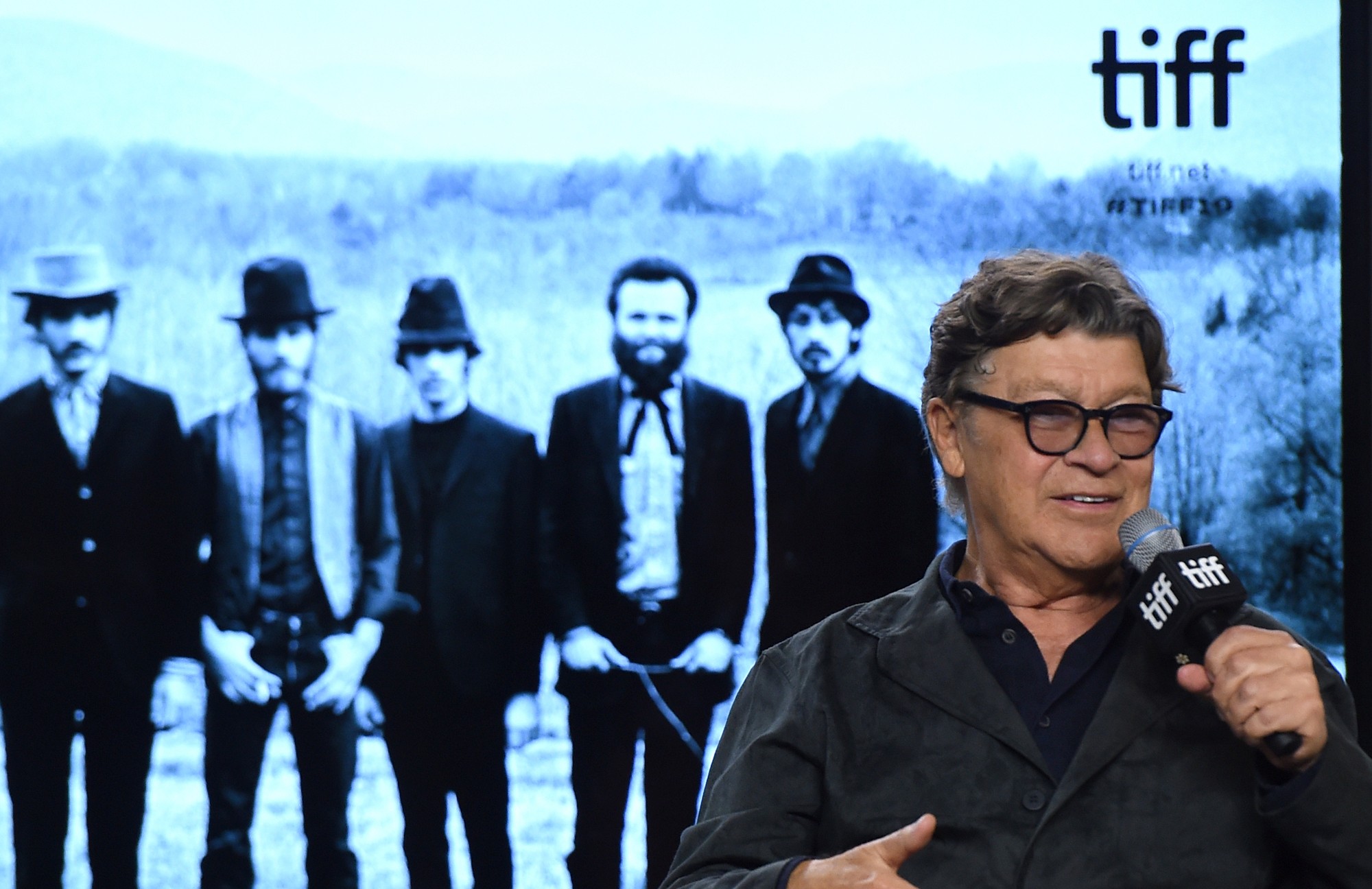 Kanadský gitarista, spevák a skladateľ Robbie Robertson z rockovej skupiny The Band.