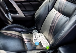 Držanje vode u plastičnim flašama u vrućem automobilu može biti rizično po zdravlje