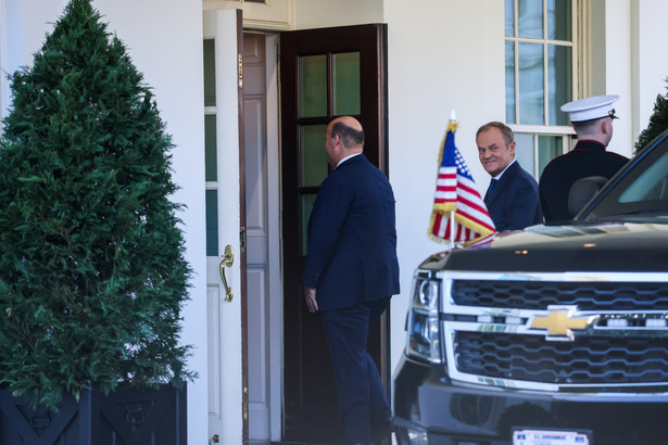 Premier RP Donald Tusk udaje się na spotkanie z prezydentem USA Joe Bidenem w Białym Domu w Waszyngtonie.
