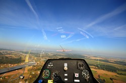 Samolot wbił się w dom, pilot w stanie ciężkim. Wypadek szybowca w Podlaskim