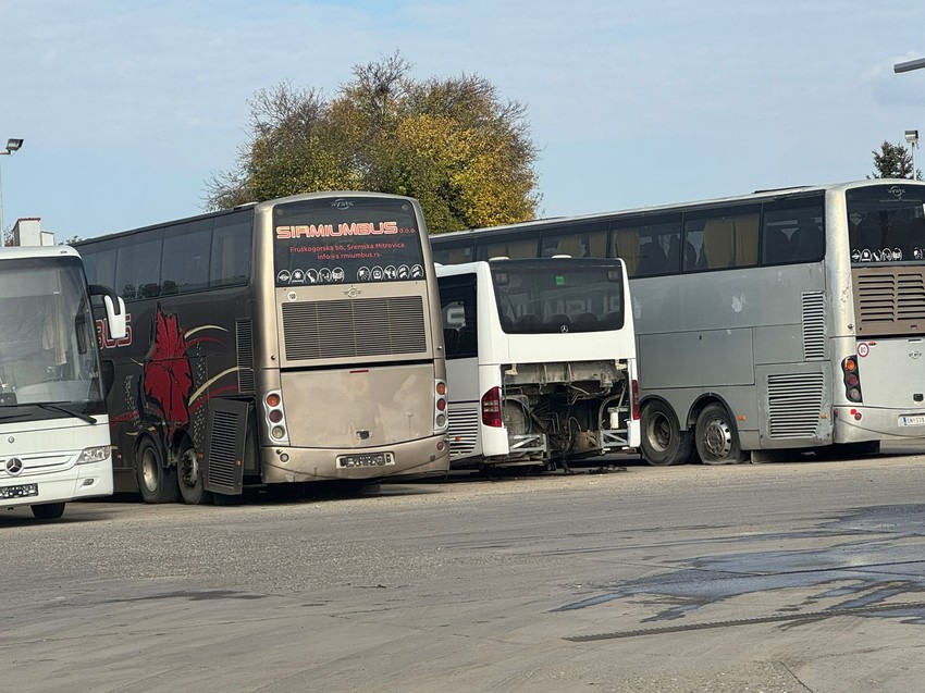 Autobus firme "Sirmium" d.o.o. Sremska Mitrovica na parkingu