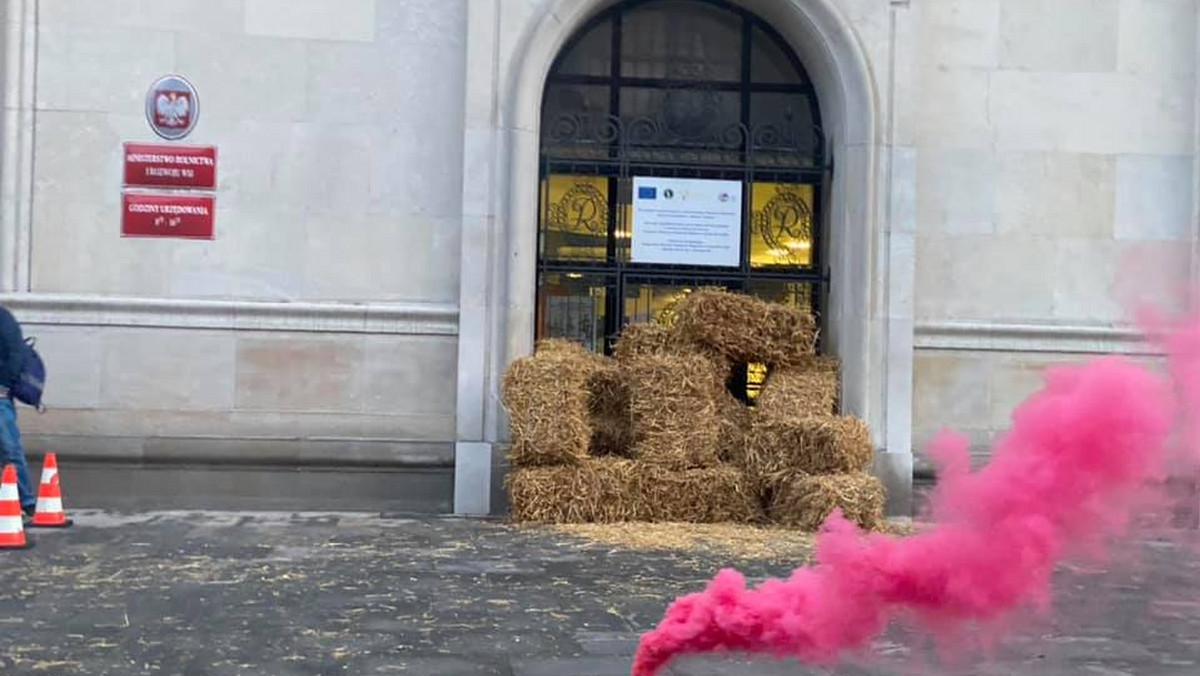 Przed wejściem do Ministerstwa Rolnictwa działacze Agrounii rozłożyli słomę i odpalili race na znak protestu przeciwko ustawie futerkowej i nominacji Grzegorza Pudy na szefa resortu - informuje portal tvn24.pl. Prezes Agrounii Michał Kołodziejczak zapowiedział, że w środę "cała Polska stanie". 